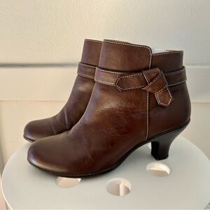 Softspots women’s brown leather ankle boots, size 6